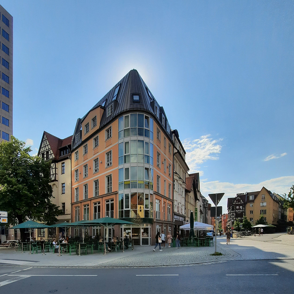 Wohn- und Geschäftshaus im Zentrum von Jena bei blauem Himmel