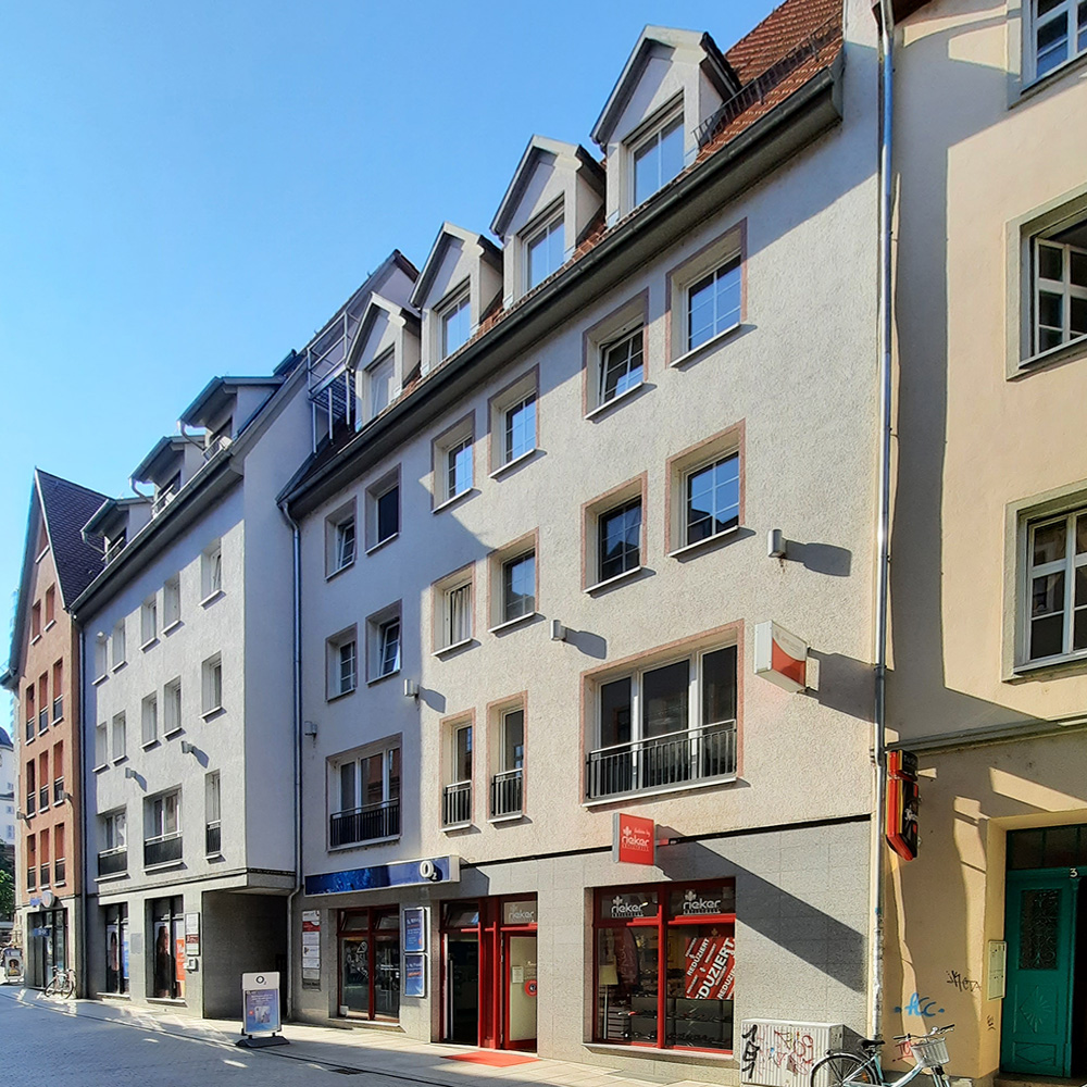 Mehrfamilienhaus am Markt in Jena bei blauem Himmel