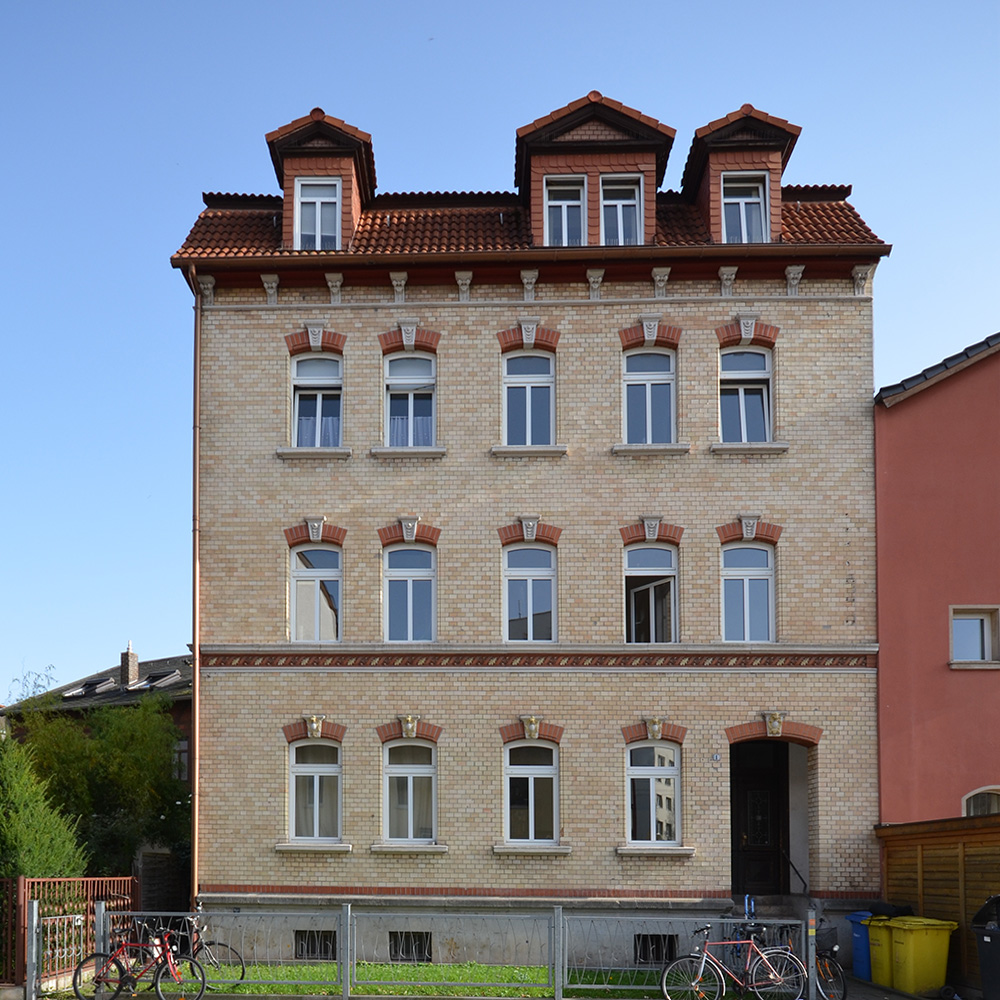 Anlageimmobilie in Jena bei blauem Himmel